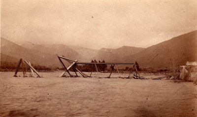 1914 remains of the Muir Street Bridge.