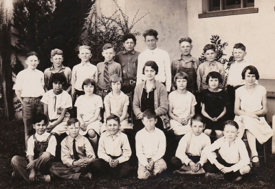 Bardsdale Grammar School class circa 1925. These children would have benefitted by the Bardsdale School “Congress of Mothers” who provided lunches for school children.