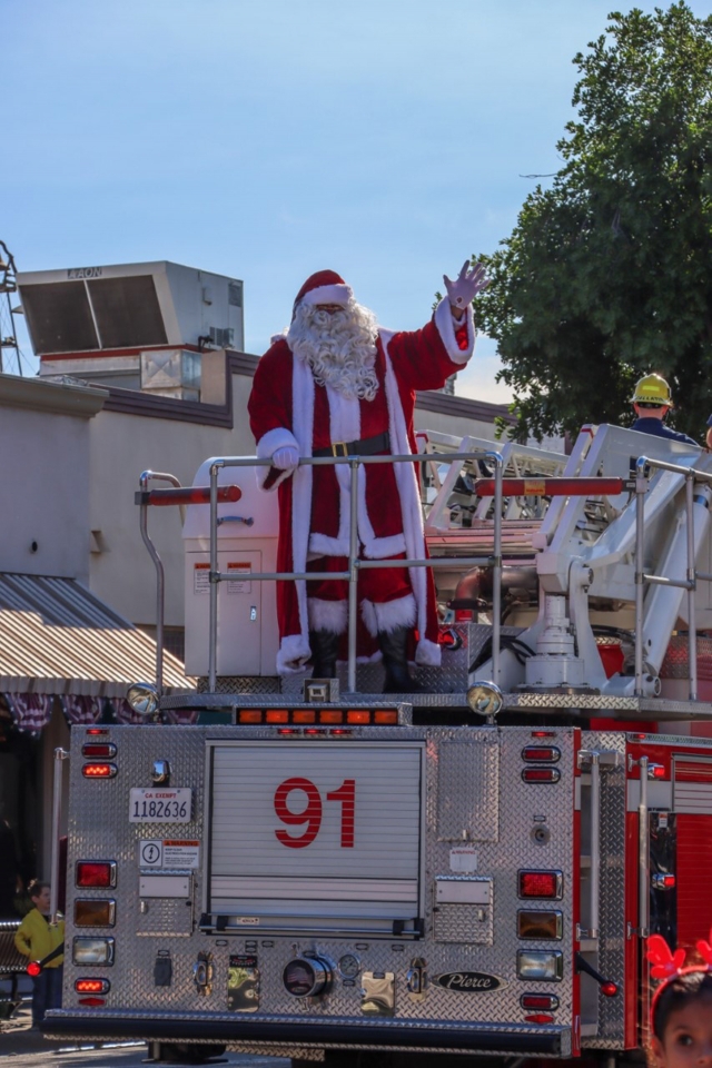 On Saturday, December 3rd, Fillmore Lions Club held their Annual Christmas Parade. At 10am crowds gathered on Central Avenue to watch the 2022 parade. Although there was a chance of rain predicted in the forecast, the parade was able to go on! Photo credit Angel Esquivel-AE News.