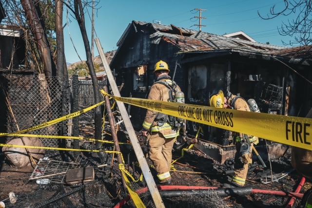 On Monday, January 13th, 2025, at 10:37 a.m., the Fillmore Fire Department, Ventura County Fire Department, Fillmore Police, and AMR Paramedics were dispatched to a fire on a property in the 700 block of Fourth Street fully engulfed in flames, said Fillmore Fire Chief Keith Gurrola. The fire started in what he described as an accessory dwelling unit or back house. Crews set up a perimeter around the property and tried to keep the flames from reaching neighboring homes. In the end, the back house was reported as being about 70% destroyed, Gurrola said. Two other adjacent homes were also damaged but the extent was unclear. Residents of the three structures were not allowed to return to the buildings until further inspection, the chief said. It is not clear how many people were displaced as a result of the fire. No injuries were reported, and no one was inside the homes when firefighters arrived. Ventura County Fire is investigating the fire. The fire comes amid continued red flag warnings for the area due to strong Santa Ana winds that were expected to continue through Wednesday, January 15th. Photo credit Angel Esquivel.