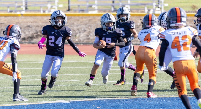 Pictured above are the Raiders Bantam Black players looking up the field to make their way past the Simi Valley Bulldogs last Saturday. Final score, Raiders 30 – Bulldogs 0. Photo credit Crystal Gurrola.