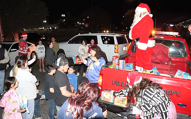 On Sunday, December 14, Fillmore Patrol Deputies, in conjunction with Fillmore Fire Department, had the honor of escorting Santa through the neighborhoods of Fillmore to provide some deserving children with gifts! Thank you to Santa and all his wonderful helpers who were able to make Sunday night so magical! Photo credit Angel Esquivel.