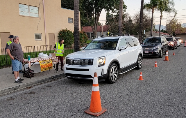 On Saturday, November 6th, the Fillmore Lions Club hosted their Annual Enchilada Dinner from 5pm to 7pm. Those who purchased tickets drove in front of the Veterans Memorial building and picked up their delicious dinner. Cars
lined up around the corner to get their meals, while inside workers were cooking and prepping to-go boxes.