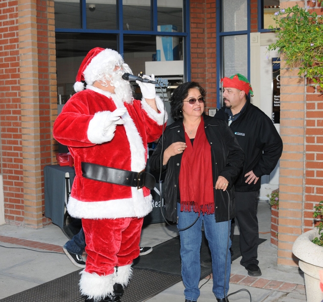 On Monday, December 17th Santa Claus made a special appearance at Clinica’s, located on Central Avenue in Fillmore. Children and their parents lined down the street to meet and take pictures with Santa.