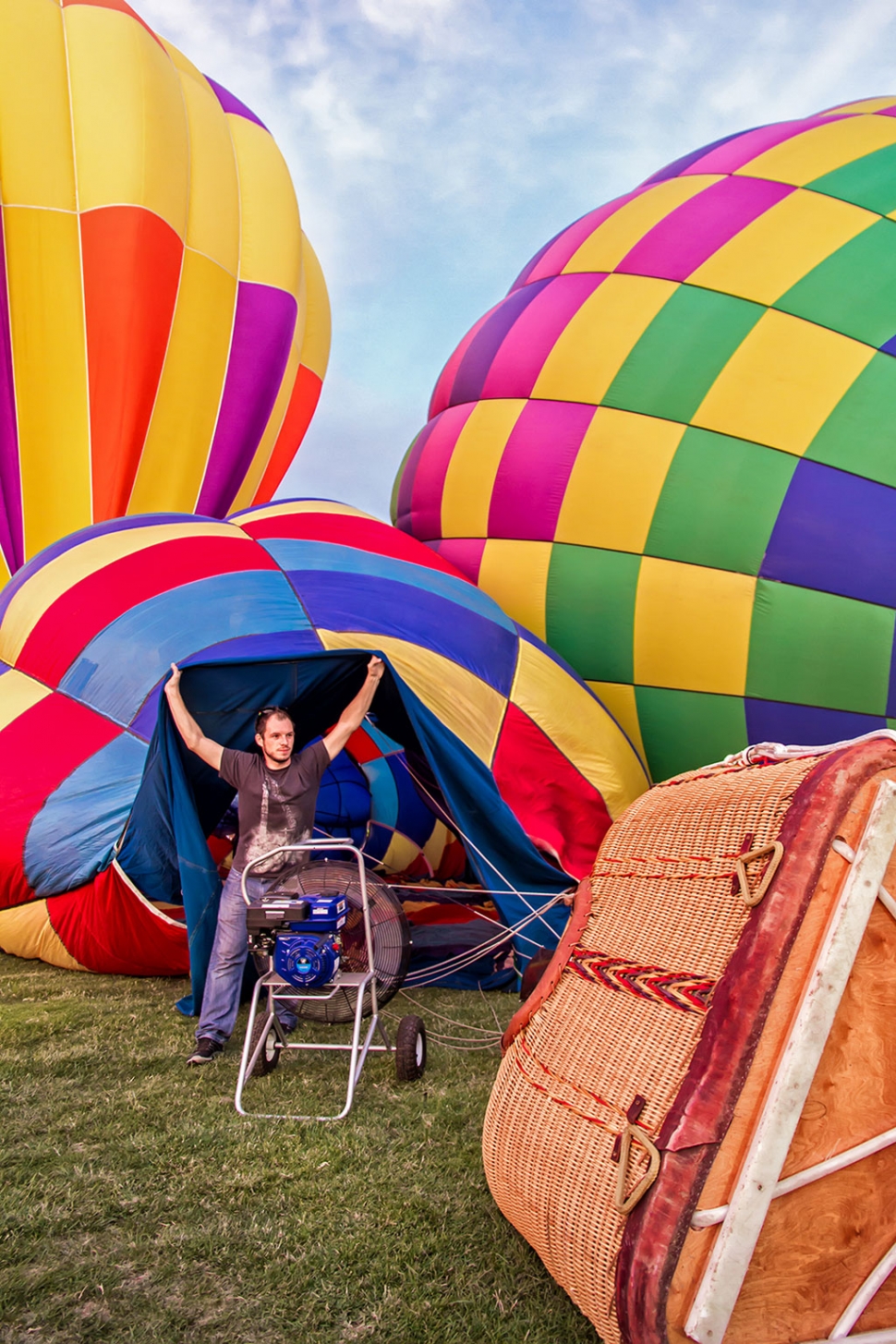 The 7th Annual Citrus Classic Balloon Festival took place in Santa Paula last week. Many Fillmore residents enjoyed the festivities. Both tethered and passenger balloon rides were available, operated by Fantasy Balloon Flights. Photos by Bob Crum.